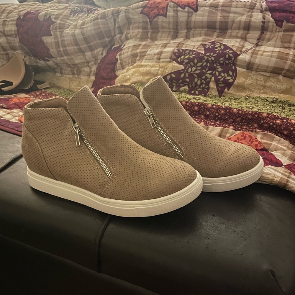 Cushionaire wedged sneakers size 8